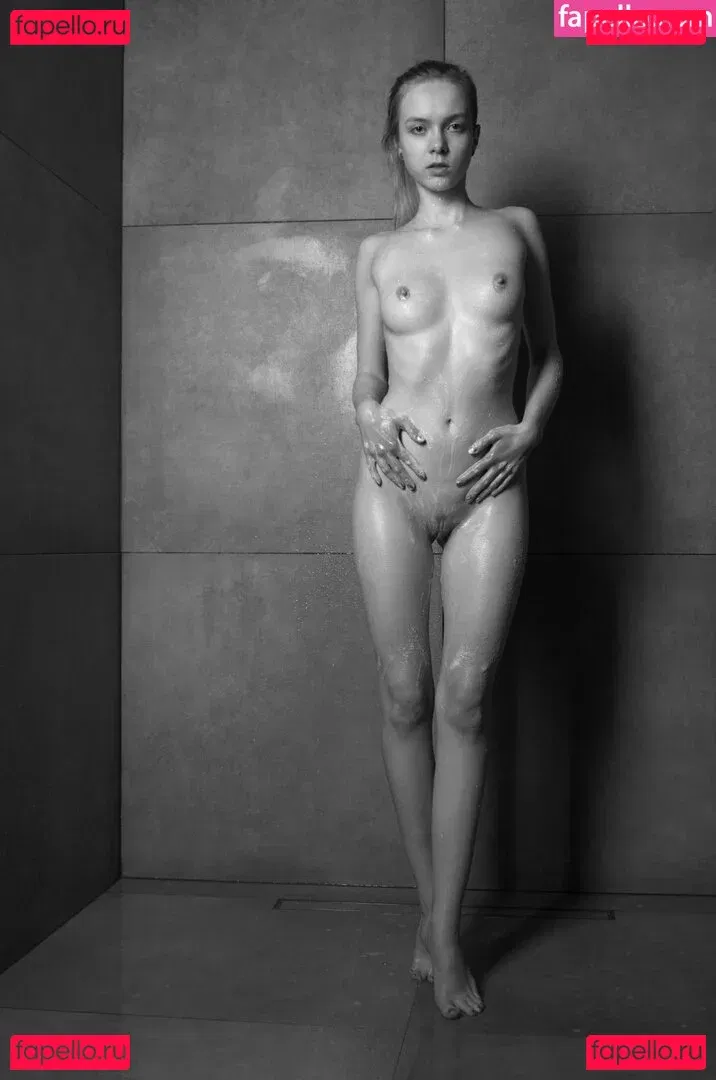 Emi Im Wunderland Onlyfans Photo Gallery 