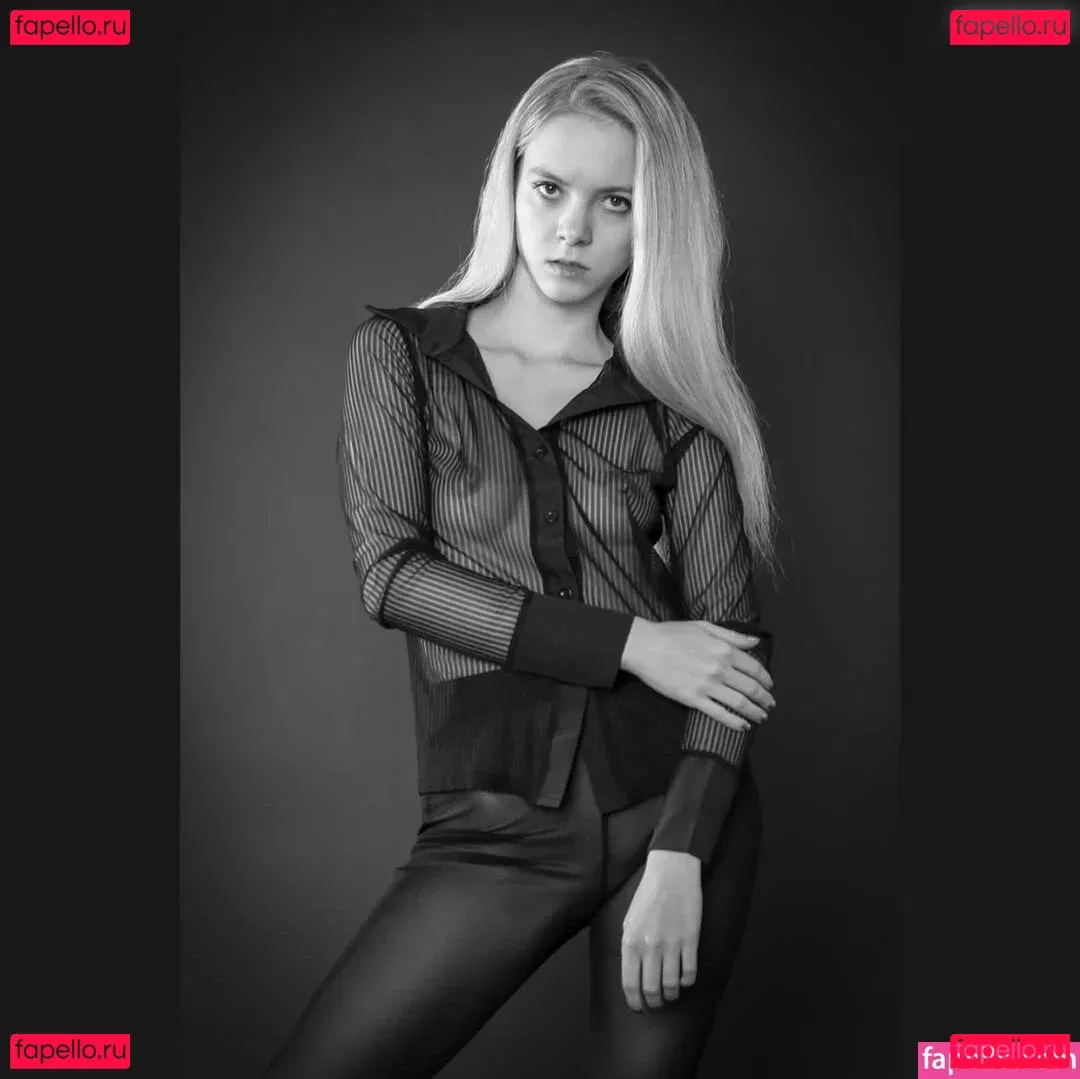 Emi Im Wunderland Onlyfans Photo Gallery 