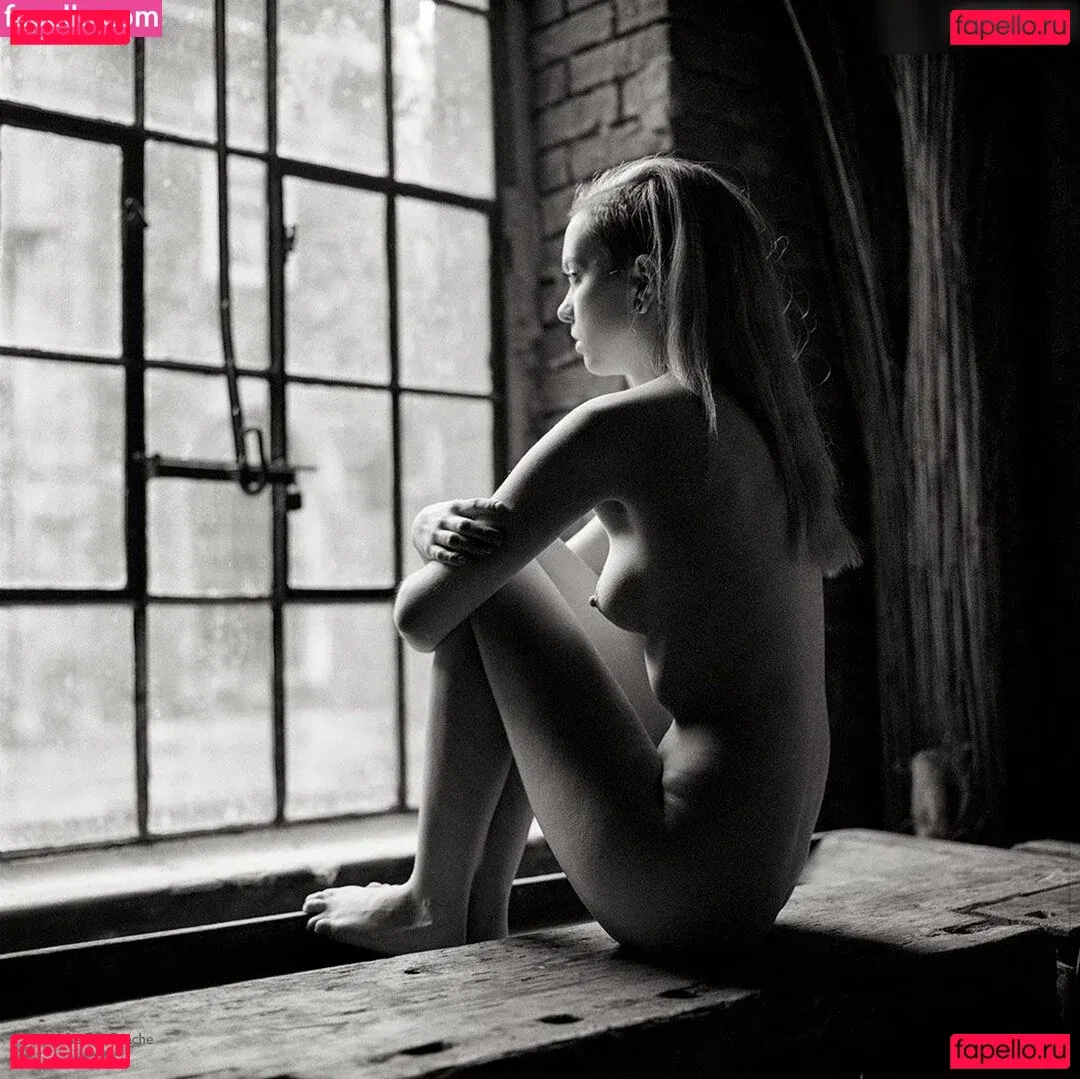 Emi Im Wunderland Onlyfans Photo Gallery 