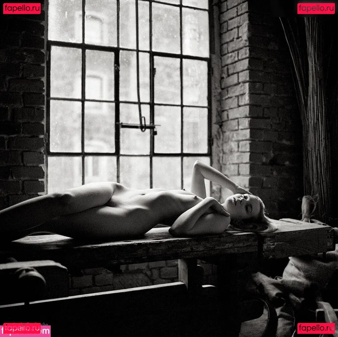 Emi Im Wunderland Onlyfans Photo Gallery 