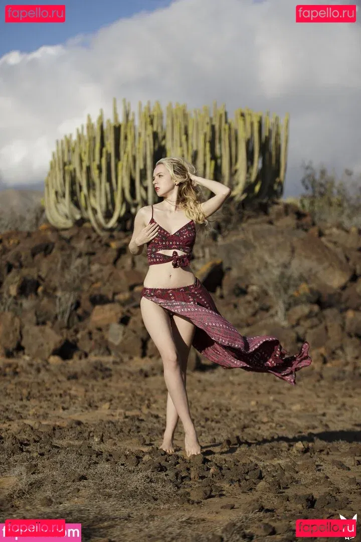 Emi Im Wunderland Onlyfans Photo Gallery 