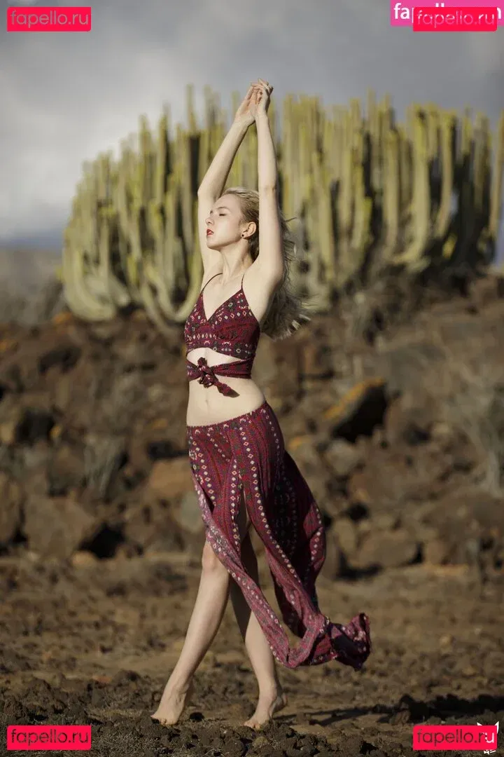 Emi Im Wunderland Onlyfans Photo Gallery 