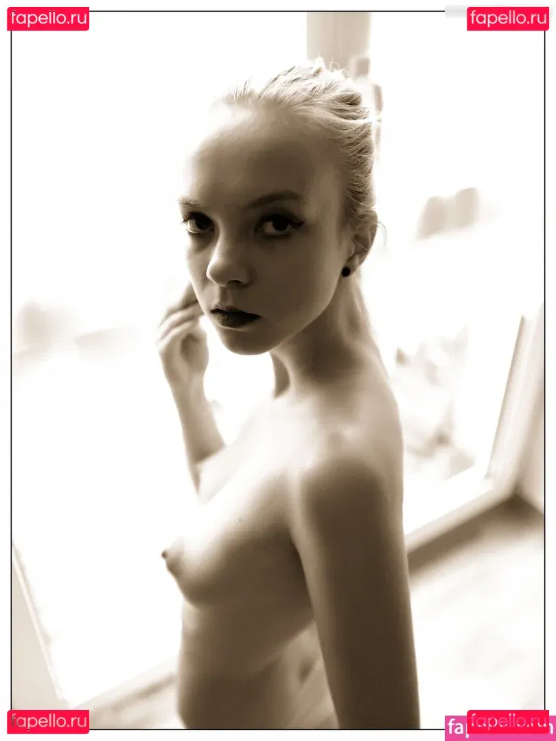 Emi Im Wunderland Onlyfans Photo Gallery 