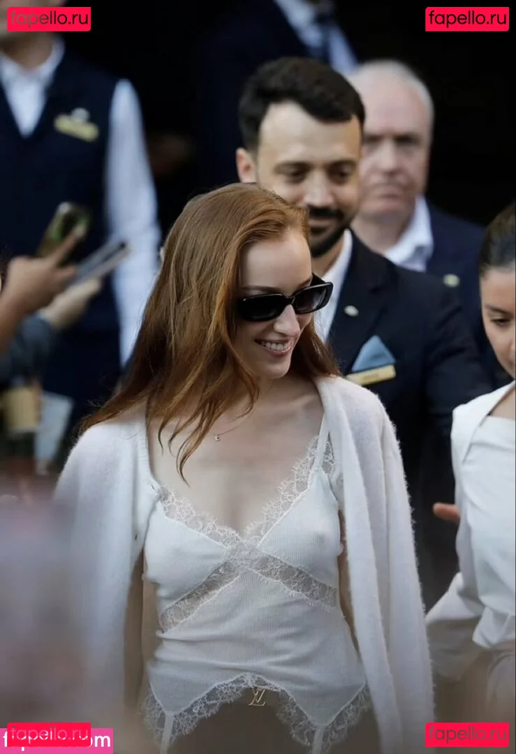 Phoebe Dynevor Onlyfans Photo Gallery 