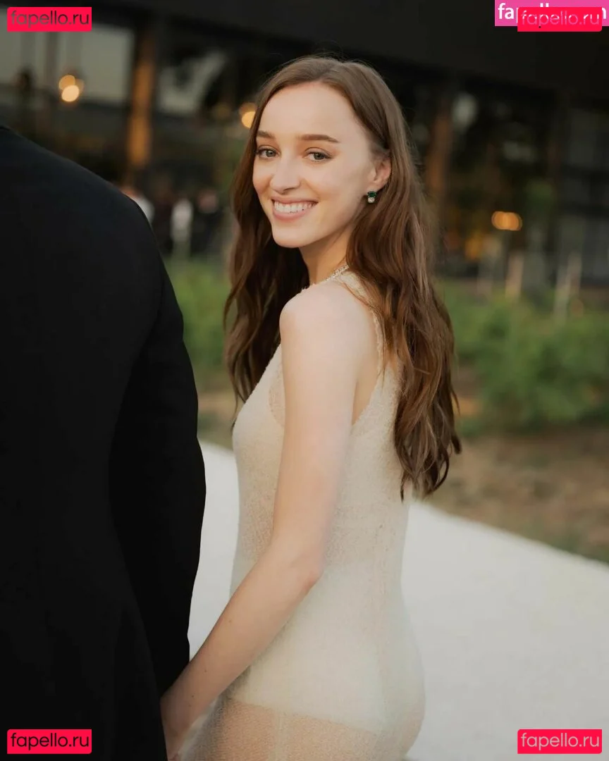 Phoebe Dynevor Onlyfans Photo Gallery 