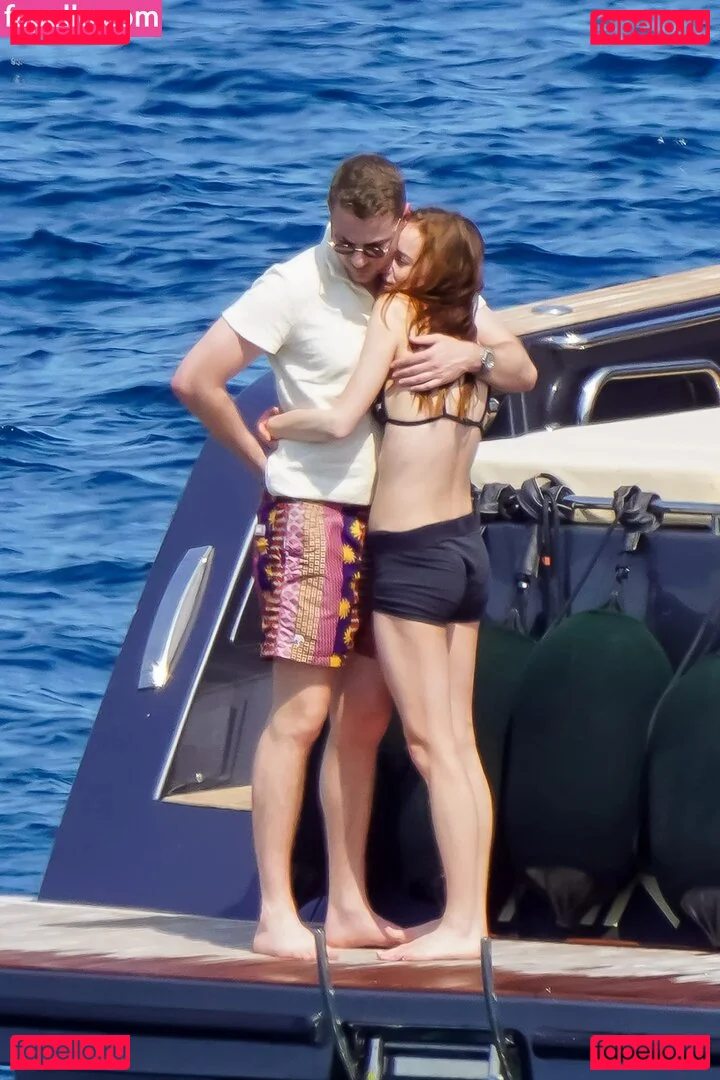 Phoebe Dynevor Onlyfans Photo Gallery 