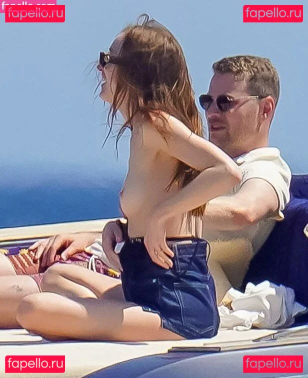 Phoebe Dynevor Onlyfans Photo Gallery 