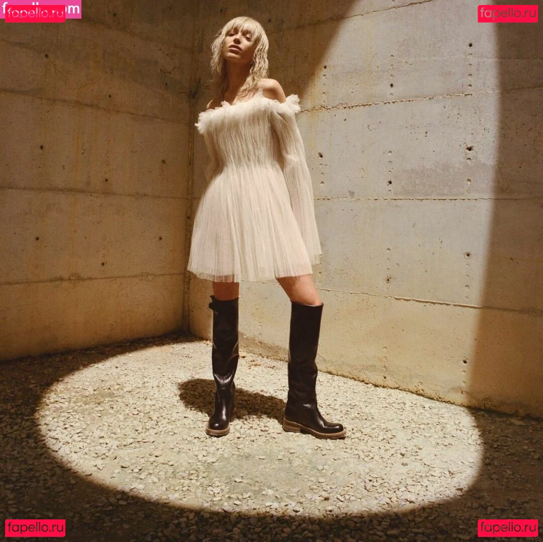 Phoebe Dynevor Onlyfans Photo Gallery 