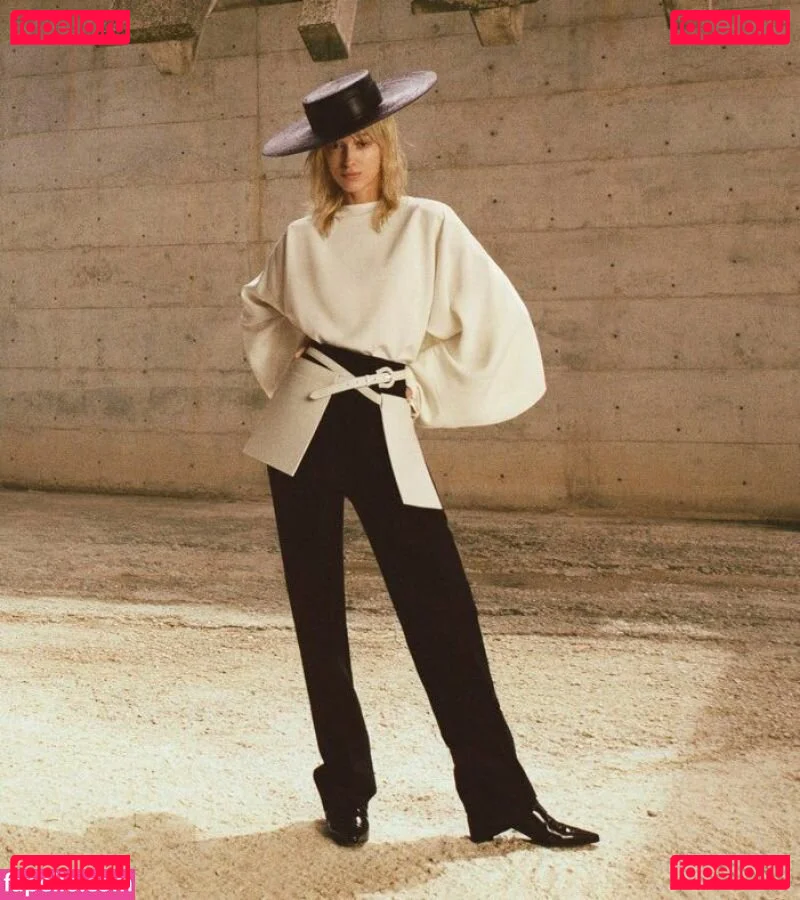 Phoebe Dynevor Onlyfans Photo Gallery 