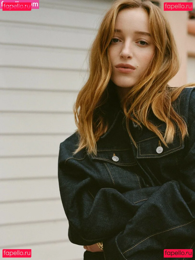 Phoebe Dynevor Onlyfans Photo Gallery 