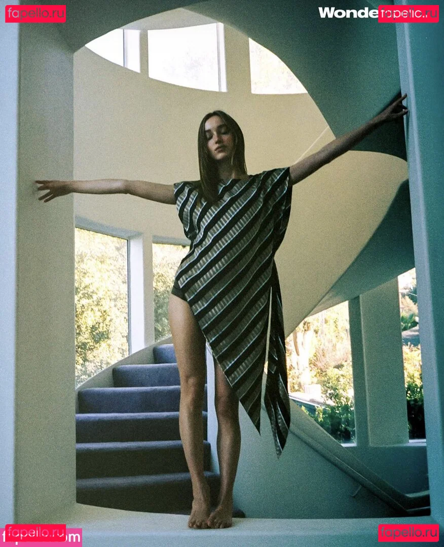 Phoebe Dynevor Onlyfans Photo Gallery 