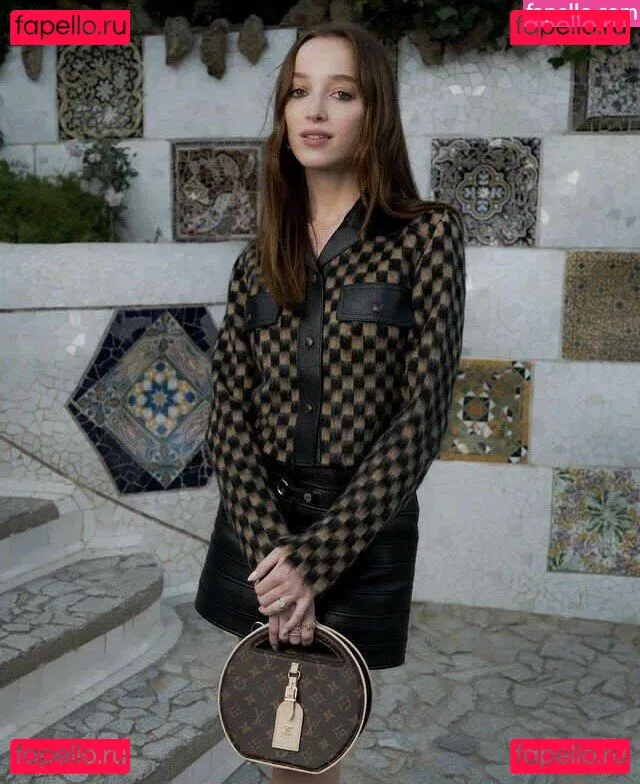 Phoebe Dynevor Onlyfans Photo Gallery 