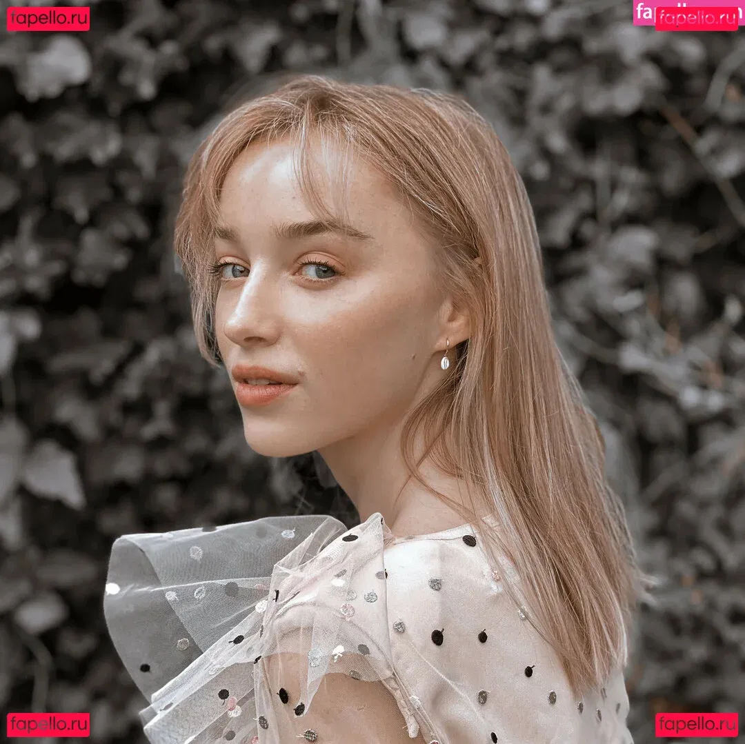 Phoebe Dynevor Onlyfans Photo Gallery 