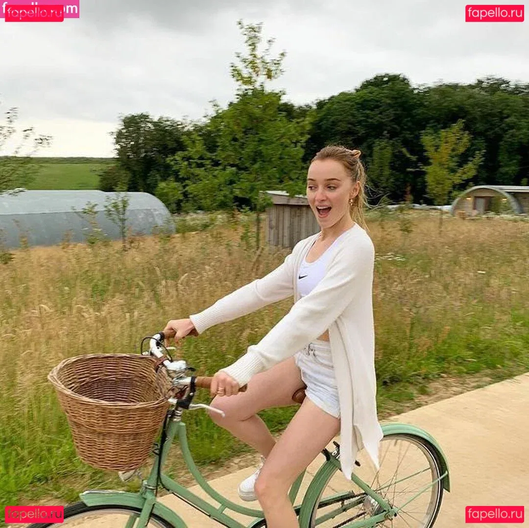 Phoebe Dynevor Onlyfans Photo Gallery 