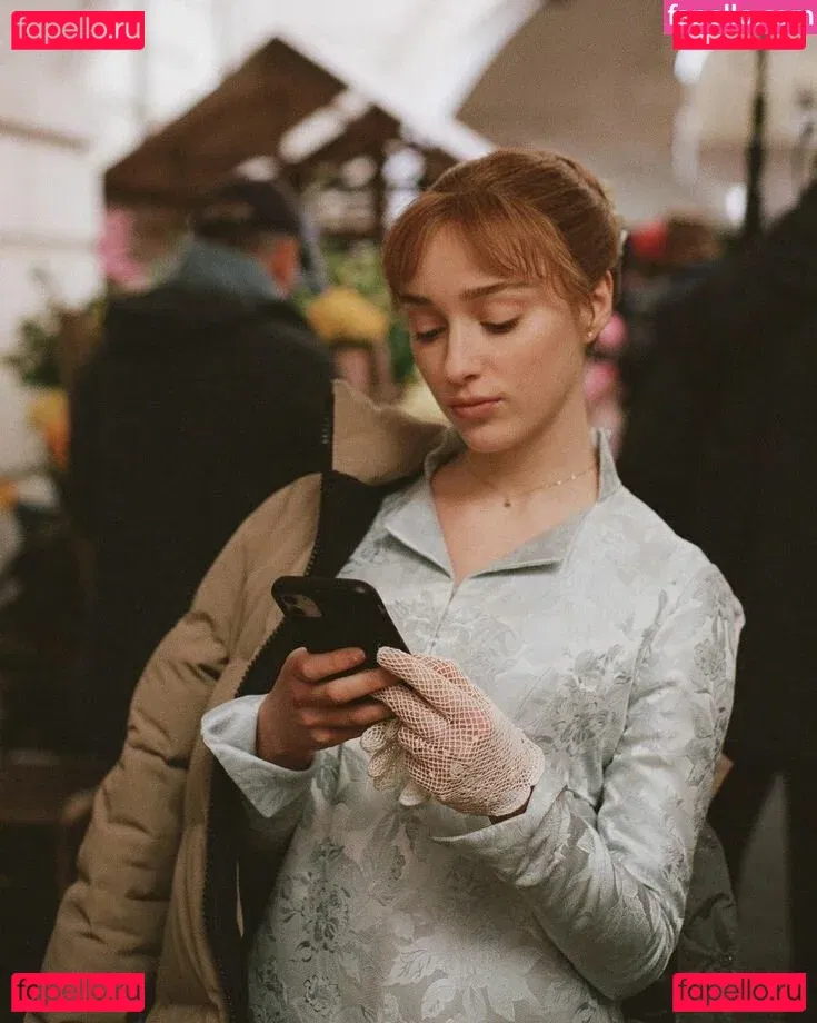 Phoebe Dynevor Onlyfans Photo Gallery 