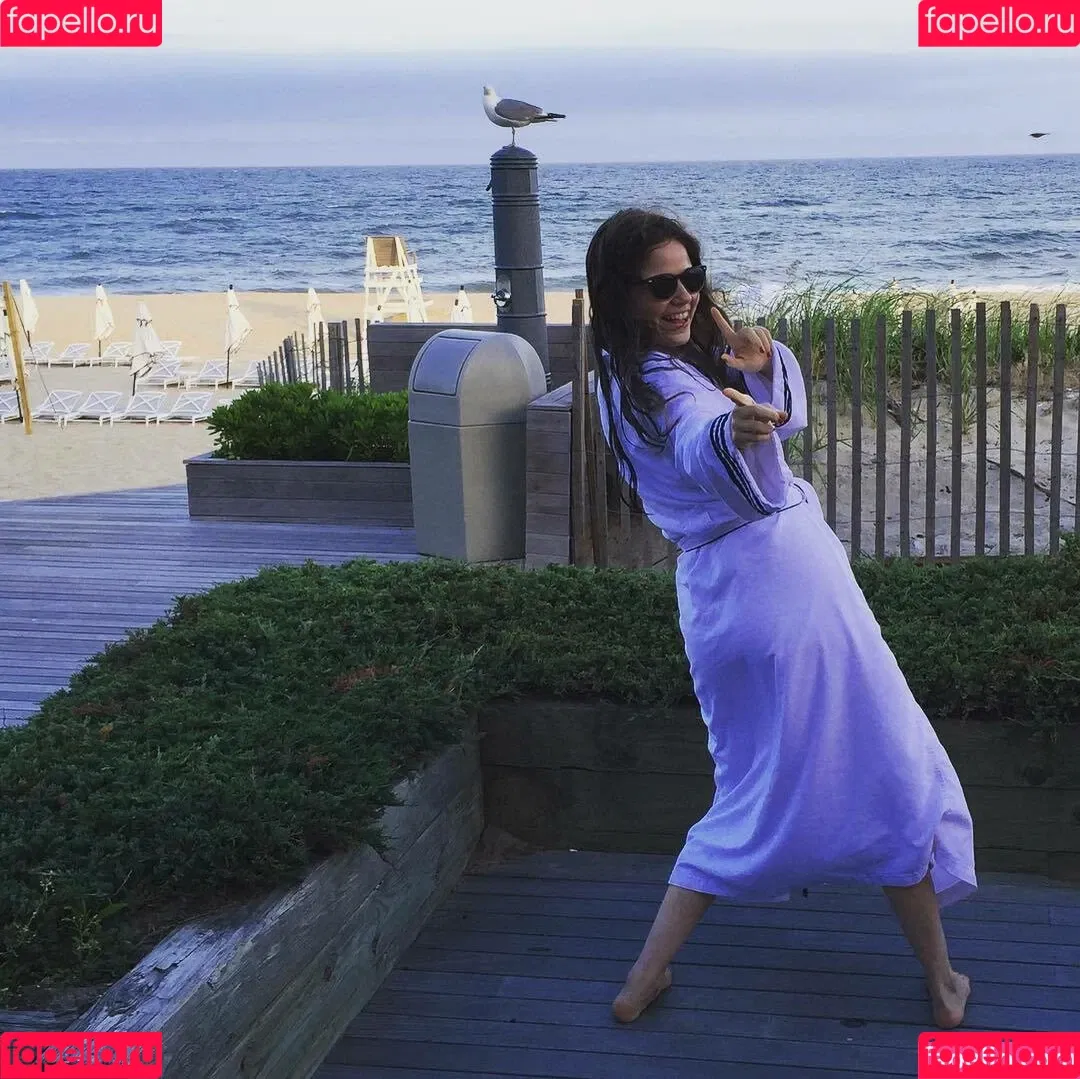 Molly Gordon Onlyfans Photo Gallery 