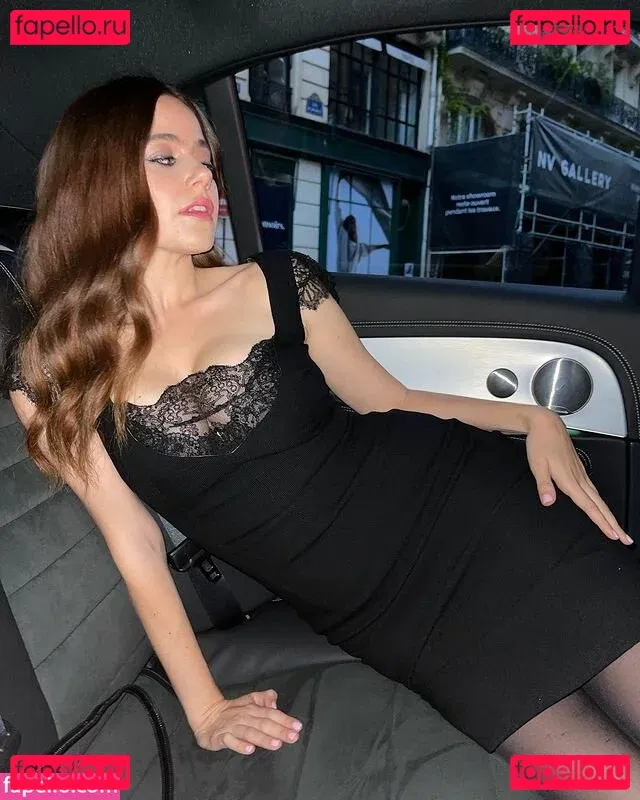 Molly Gordon Onlyfans Photo Gallery 