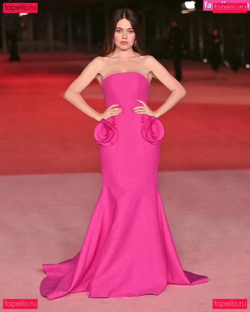 Molly Gordon Onlyfans Photo Gallery 