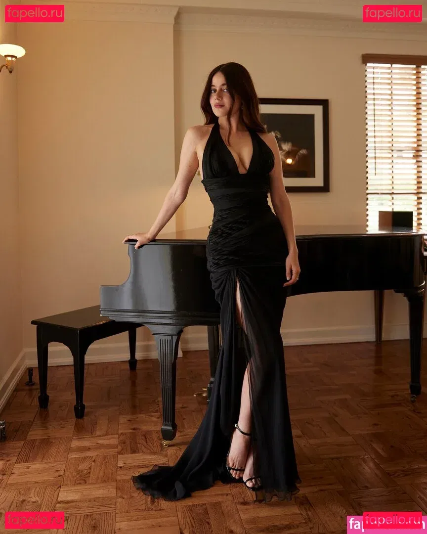 Molly Gordon Onlyfans Photo Gallery 