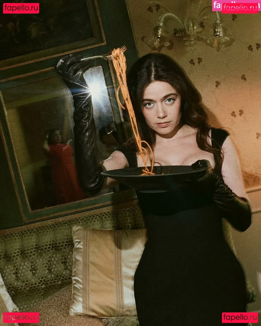 Molly Gordon Onlyfans Photo Gallery 