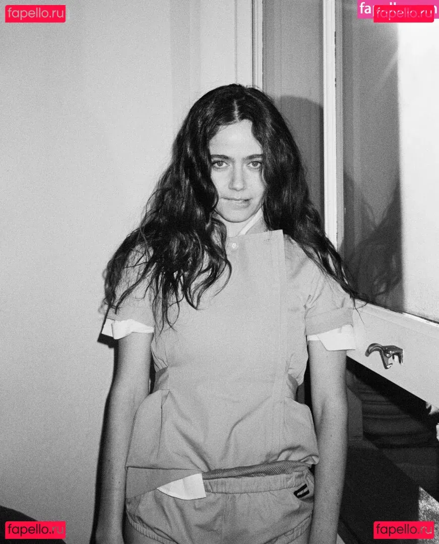 Molly Gordon Onlyfans Photo Gallery 