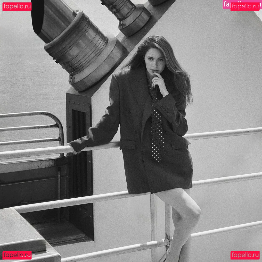 Molly Gordon Onlyfans Photo Gallery 