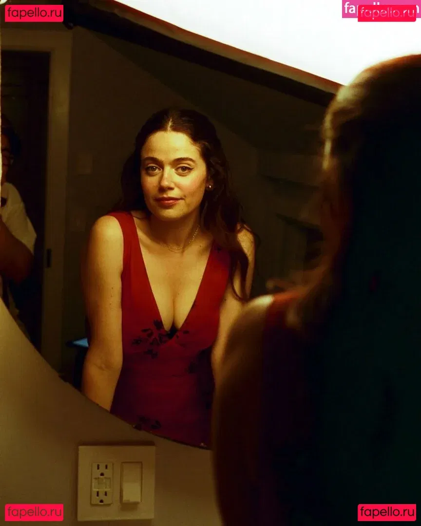 Molly Gordon Onlyfans Photo Gallery 