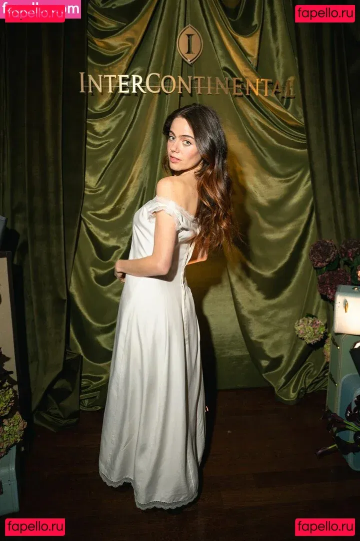 Molly Gordon Onlyfans Photo Gallery 