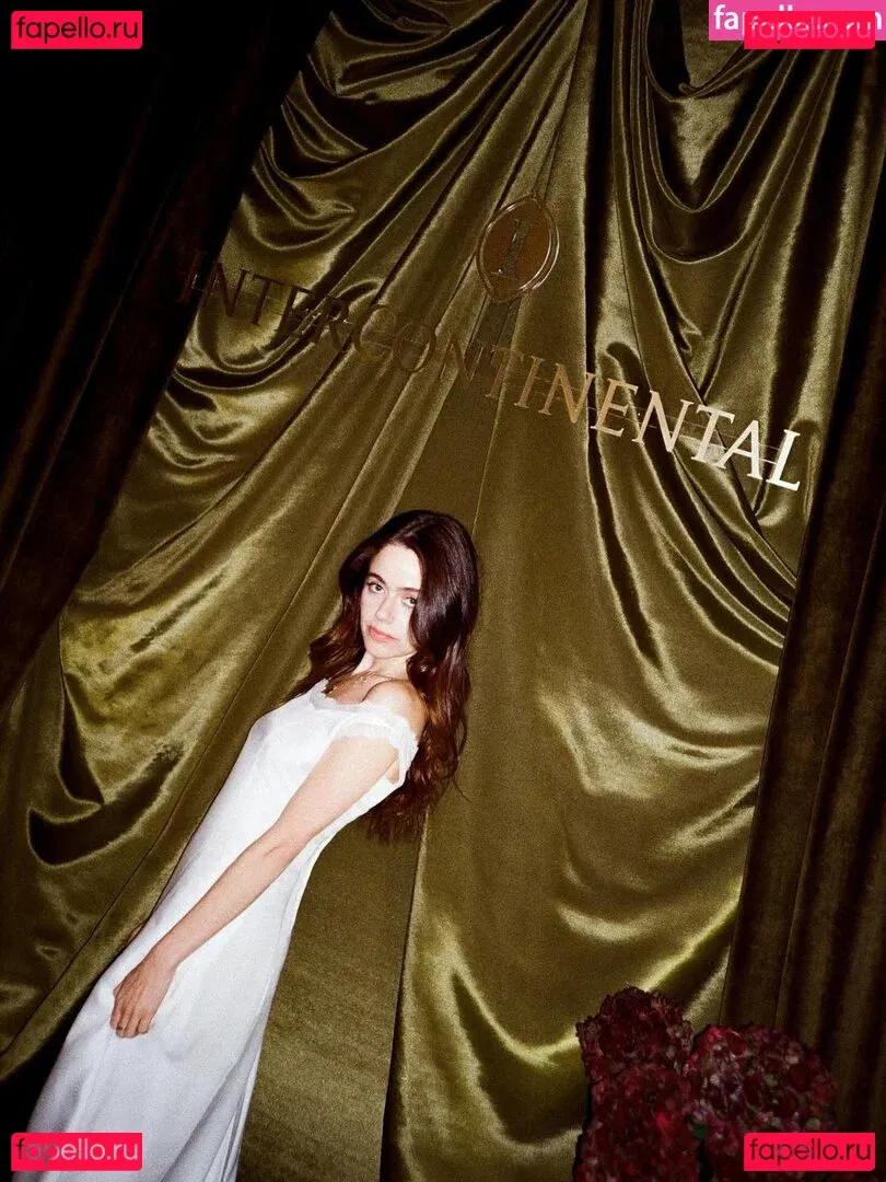 Molly Gordon Onlyfans Photo Gallery 