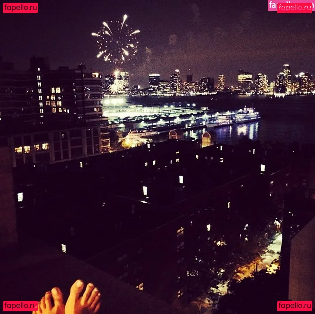 Molly Gordon Onlyfans Photo Gallery 