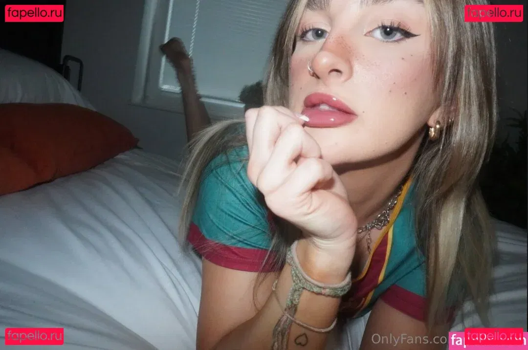 petitelunaxo Onlyfans Photo Gallery 