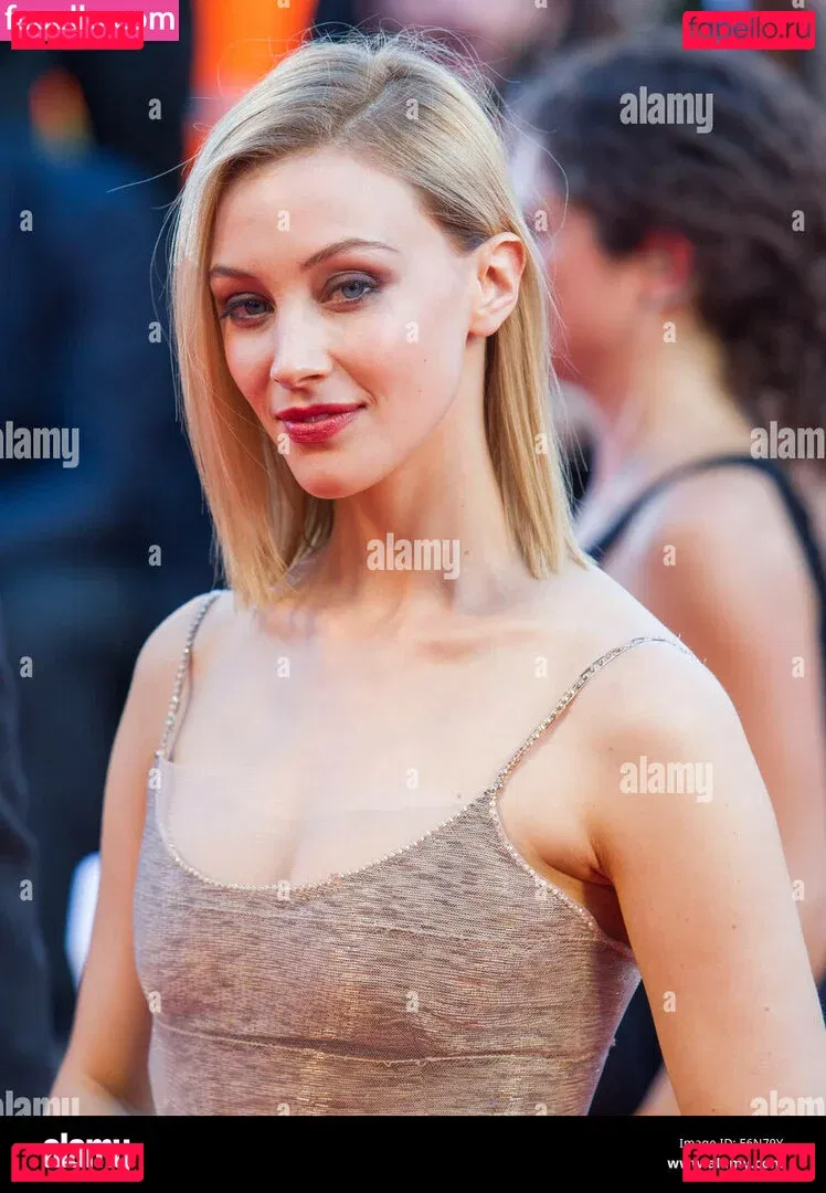 Sarah Gadon Onlyfans Photo Gallery 