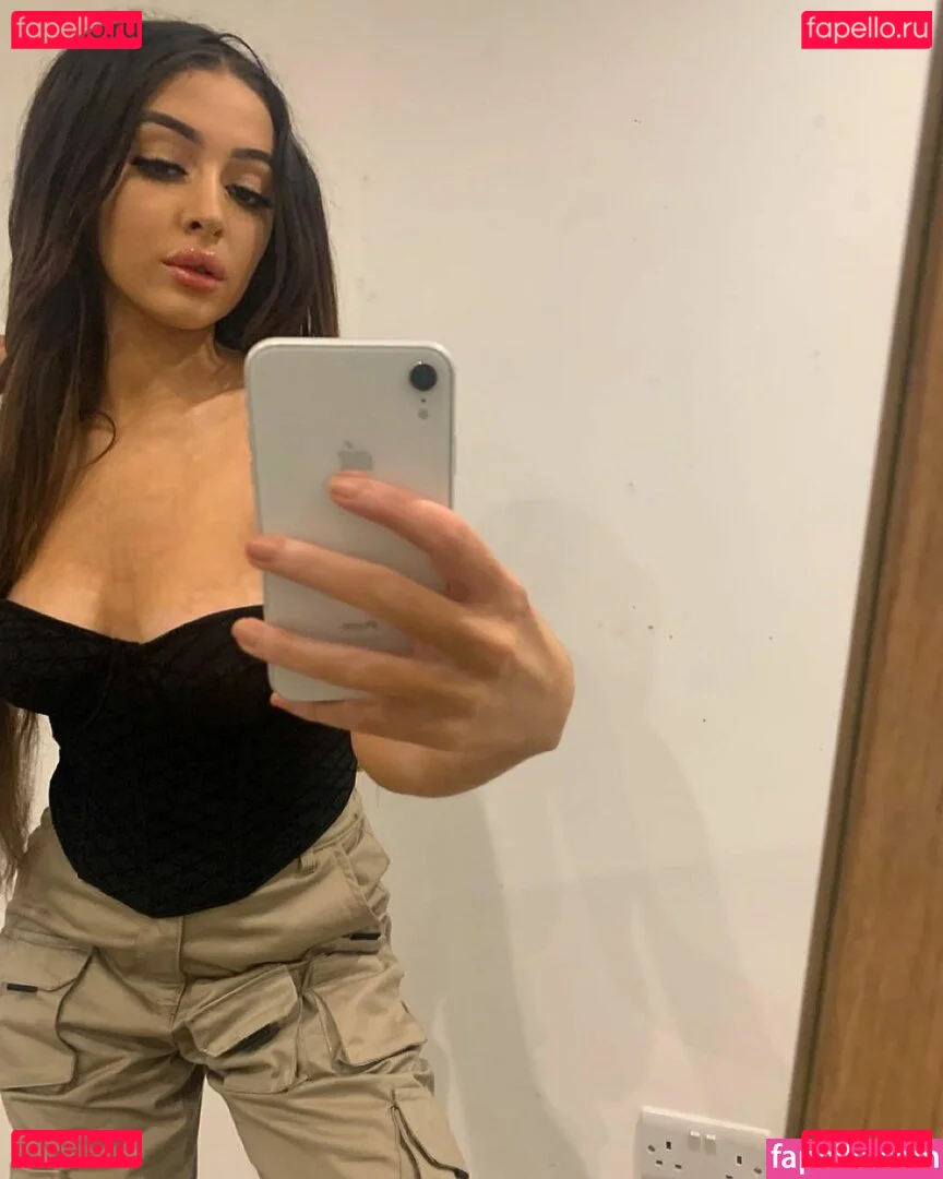 nidakhan Onlyfans Photo Gallery 