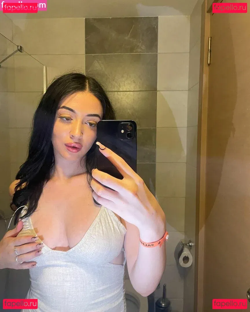 nidakhan Onlyfans Photo Gallery 