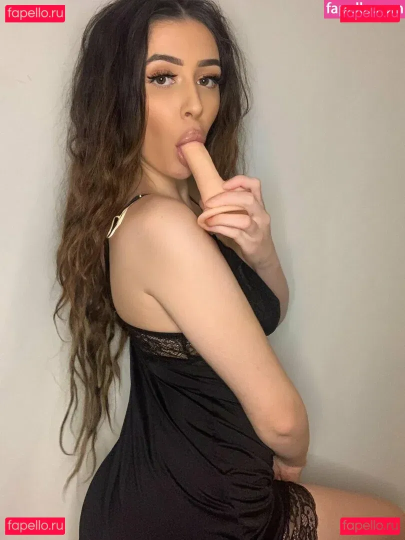 nidakhan Onlyfans Photo Gallery 