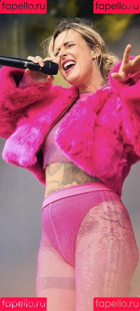 Jennifer Weist Onlyfans Photo Gallery 