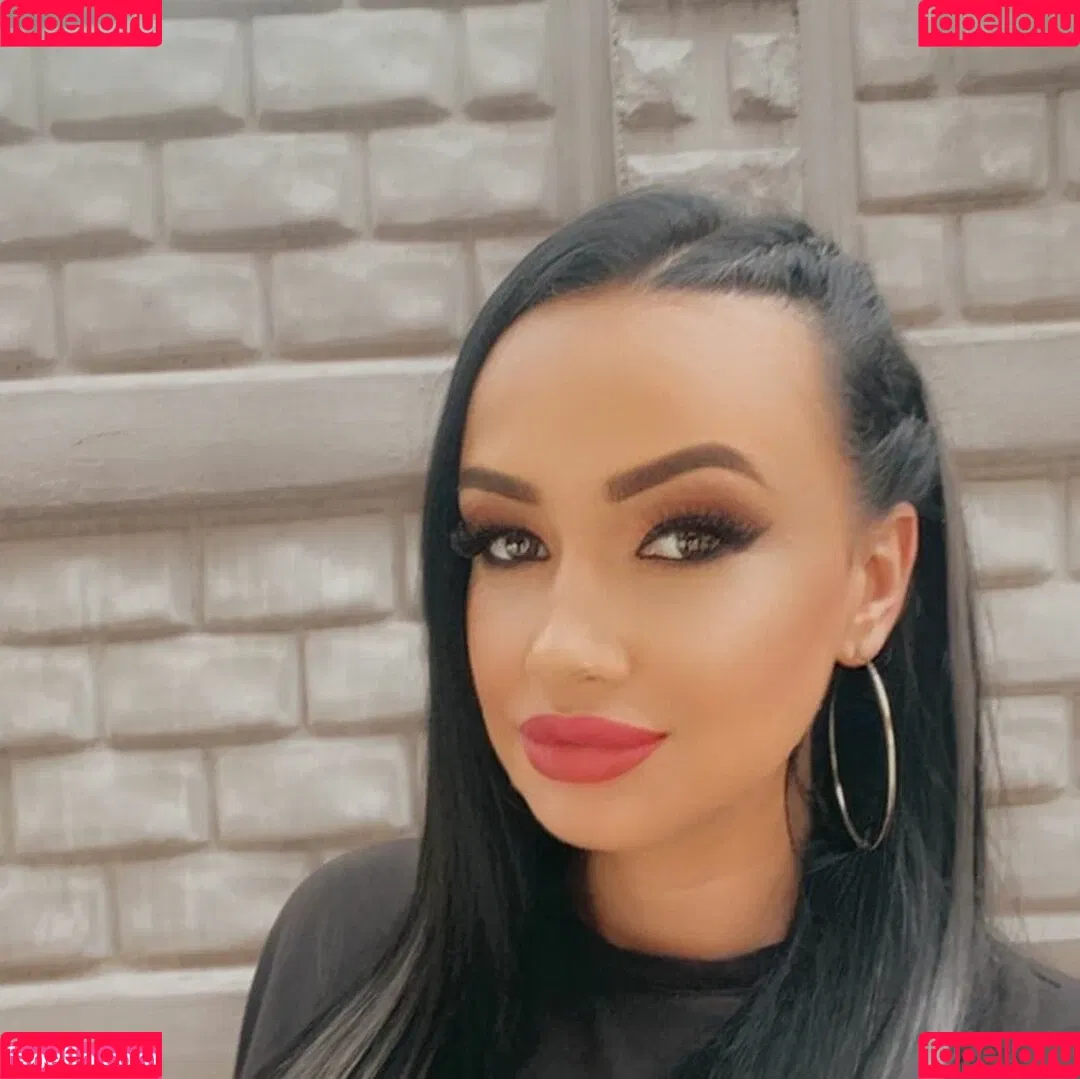 Busty Sexy Lora Onlyfans Photo Gallery 