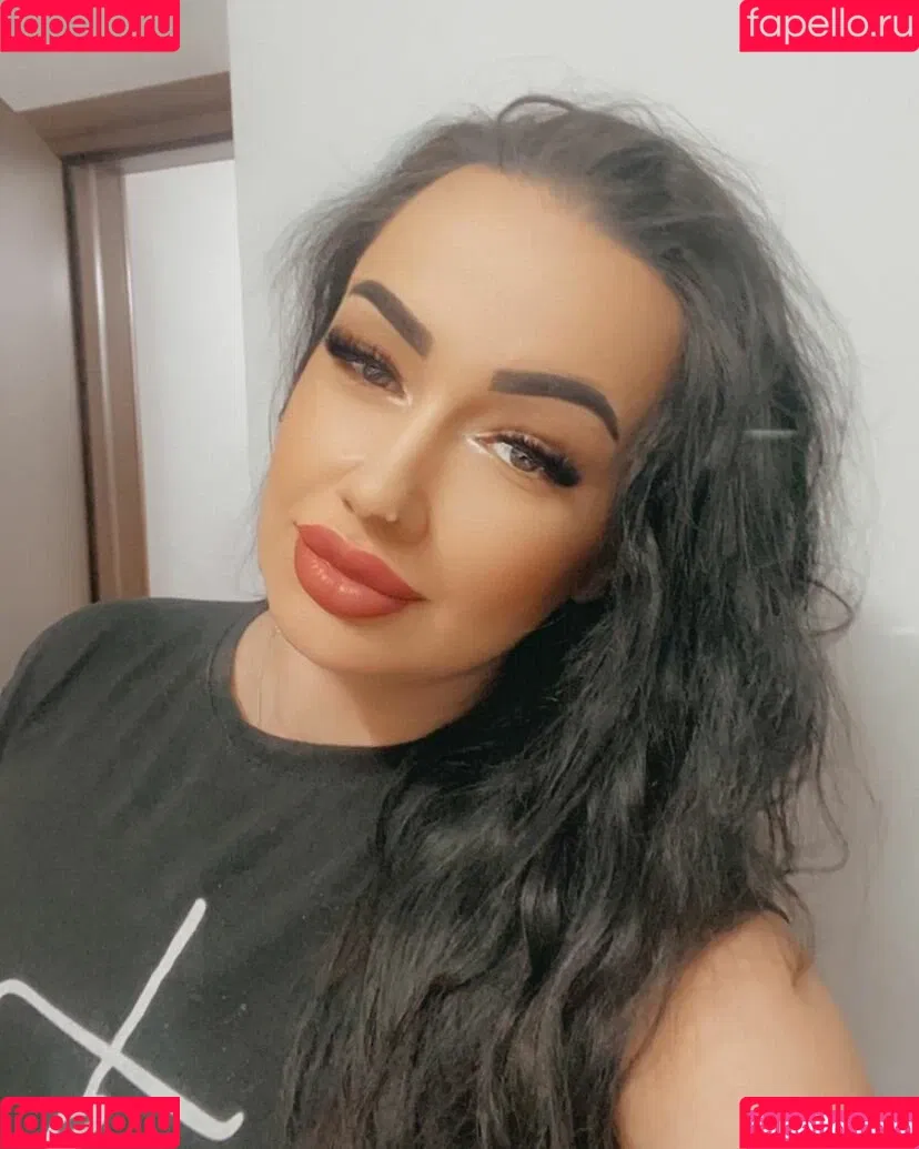 Busty Sexy Lora Onlyfans Photo Gallery 