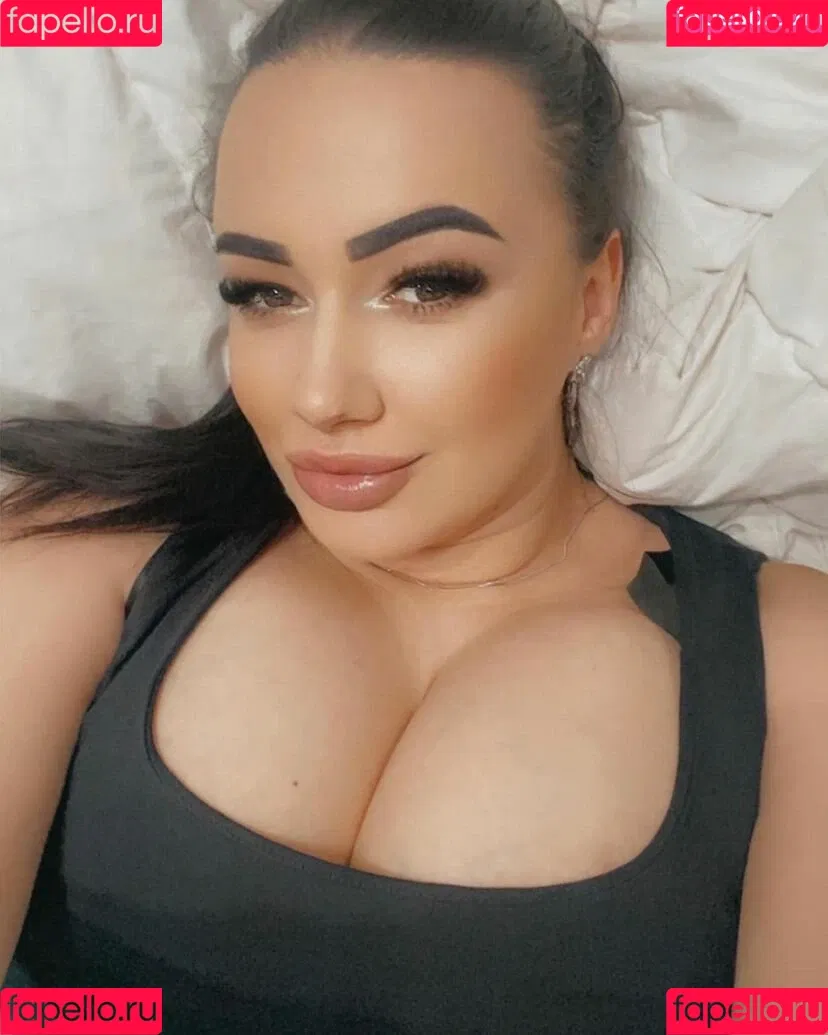Busty Sexy Lora Onlyfans Photo Gallery 