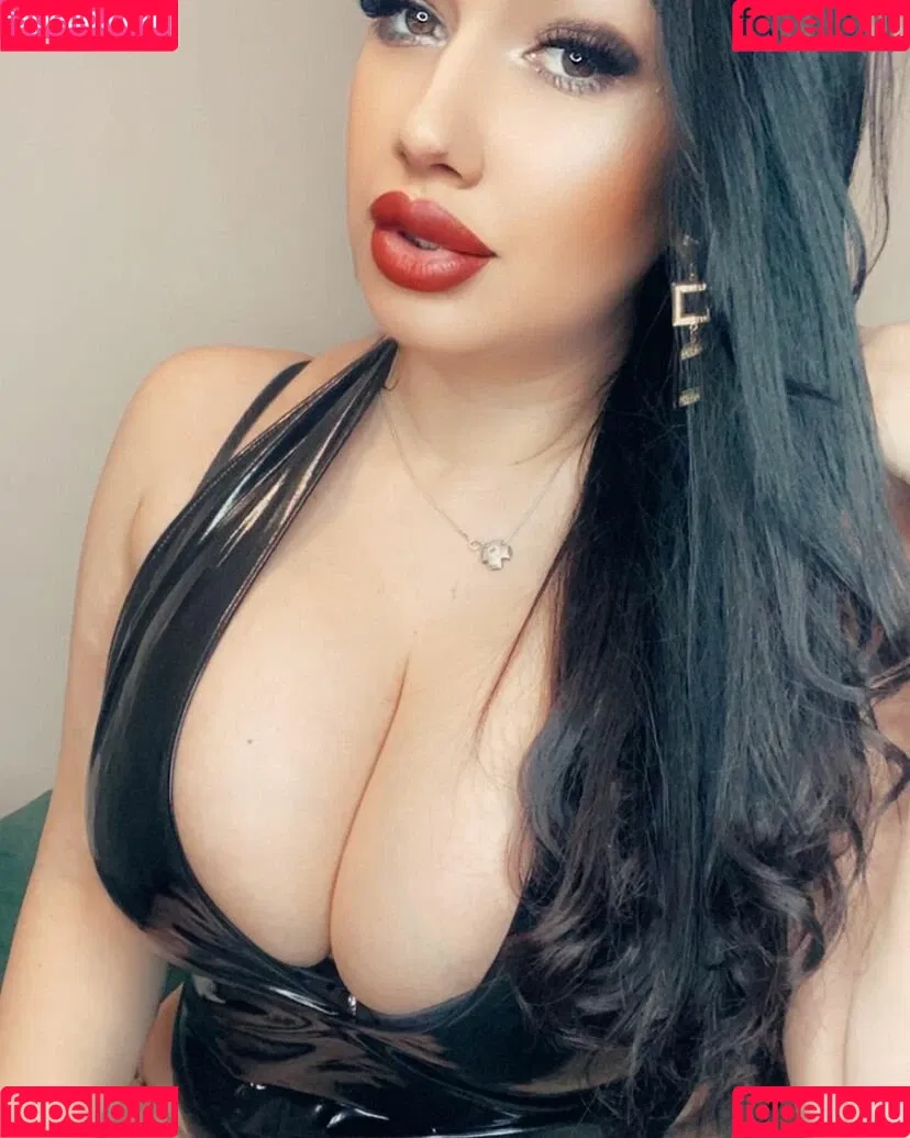 Busty Sexy Lora Onlyfans Photo Gallery 