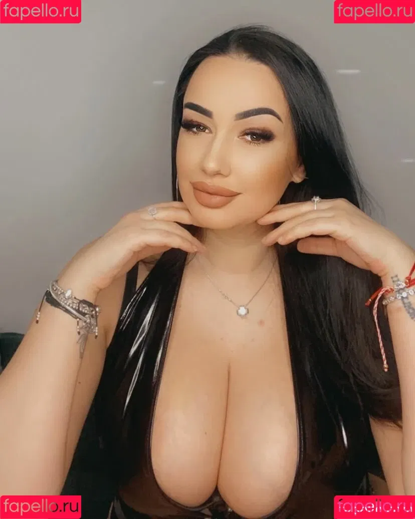Busty Sexy Lora Onlyfans Photo Gallery 