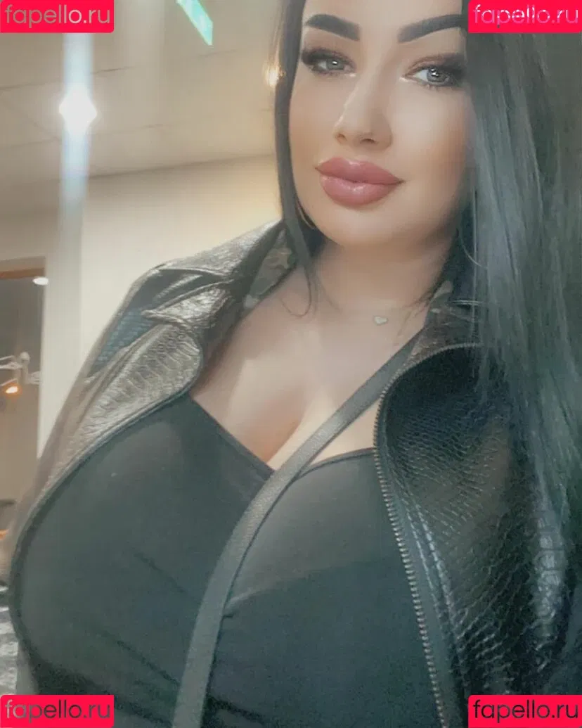 Busty Sexy Lora Onlyfans Photo Gallery 