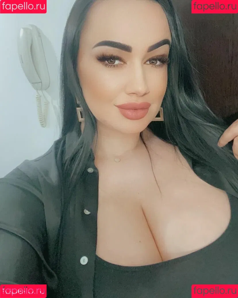 Busty Sexy Lora Onlyfans Photo Gallery 