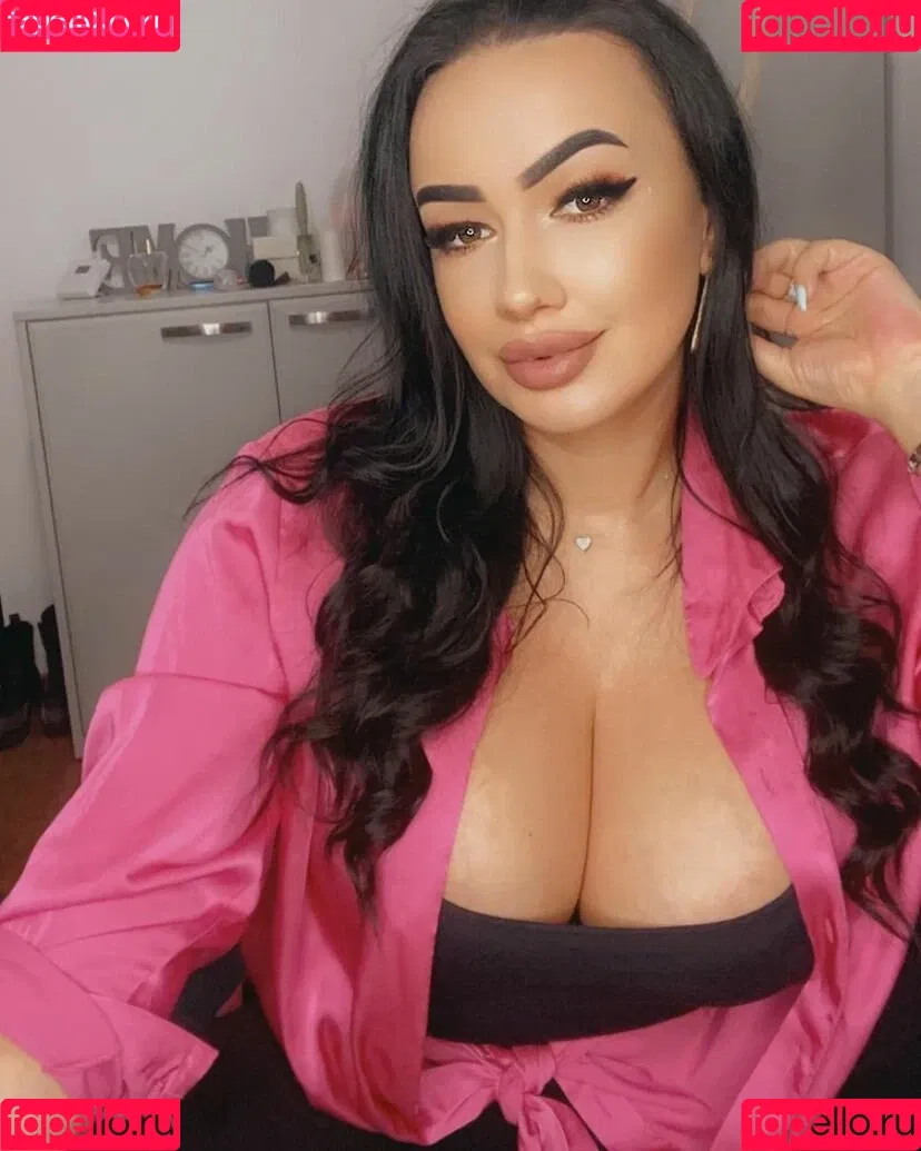 Busty Sexy Lora Onlyfans Photo Gallery 