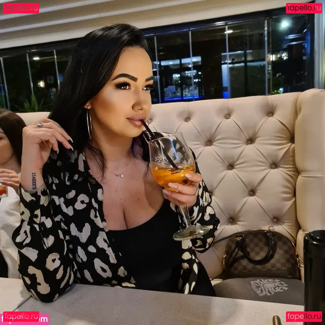 Busty Sexy Lora Onlyfans Photo Gallery 