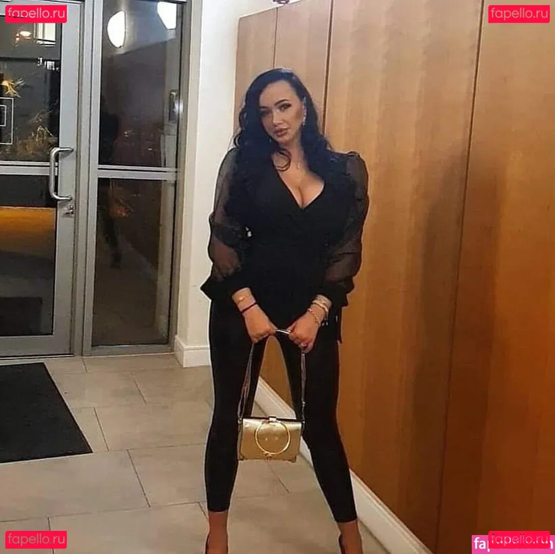 Busty Sexy Lora Onlyfans Photo Gallery 