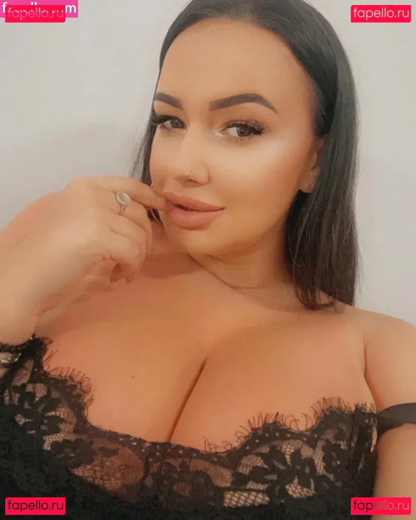 Busty Sexy Lora Onlyfans Photo Gallery 