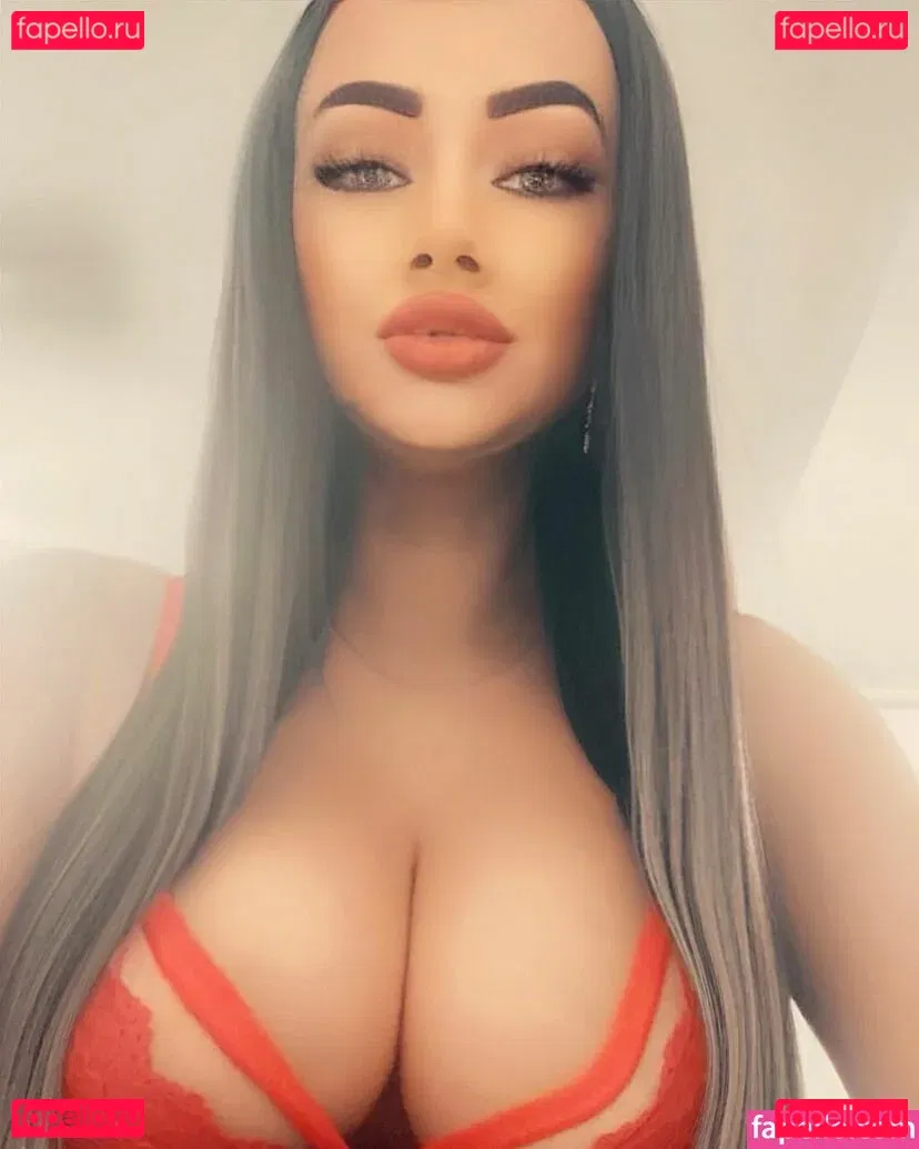 Busty Sexy Lora Onlyfans Photo Gallery 