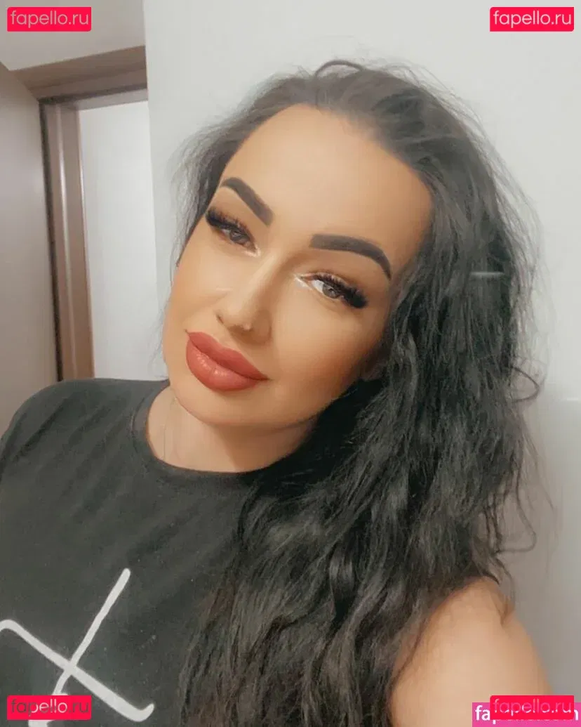 Busty Sexy Lora Onlyfans Photo Gallery 