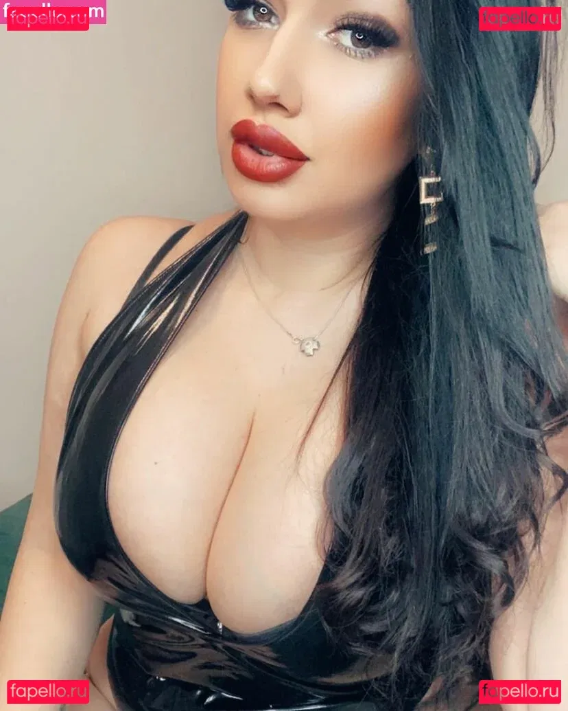 Busty Sexy Lora Onlyfans Photo Gallery 